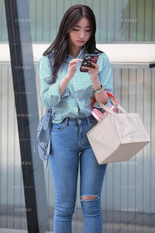 蓝色牛仔裤美女