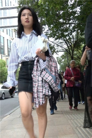 4K - 条纹衬衫短裙气质街拍高跟美女 [1.23 GB/MP4]（视频版）