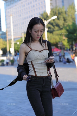 苗条而翘臀的紧牛小姐姐