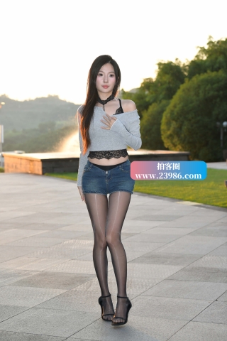 热裤亮丝天然大长腿美女