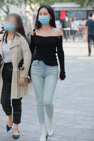 【玻璃街拍】浅蓝牛仔裤小姐姐