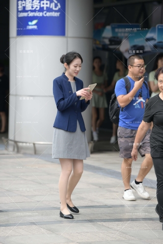 户外拉新的小姐姐