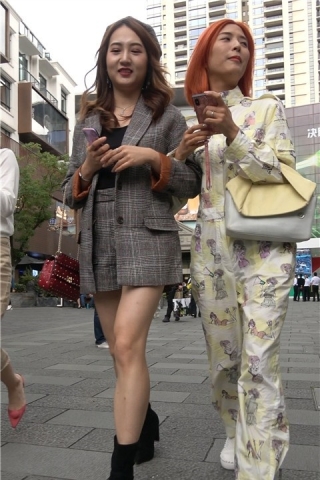 4K - 身材性感的街拍美腿美女陪姐妹逛街 [1.65 GB/MP4]（视频版）