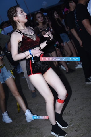 【咔喳赛贴】从唇色到服装搭配很棒