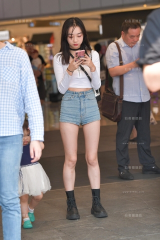 【视觉冲击赛贴】烈日下的热裤小月牙美眉