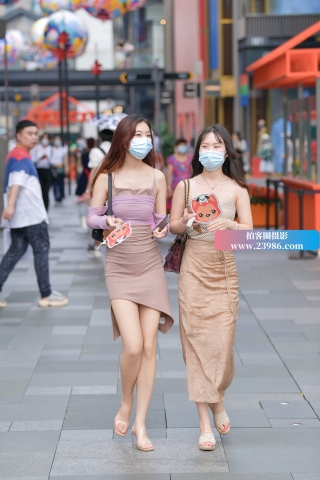 时尚的长腿姐妹花