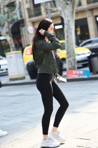 街拍黑色弹力紧身裤