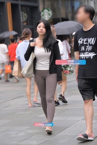 【街拍之魂赛帖】雨中的紧身裤