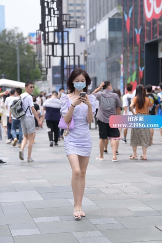 清清爽爽白短裙