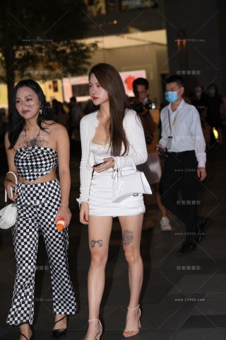 白色短裙高跟美女