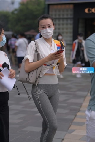 搭讪街拍灰色瑜伽裤美妇