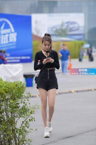 街拍小蛮腰苗条妹子