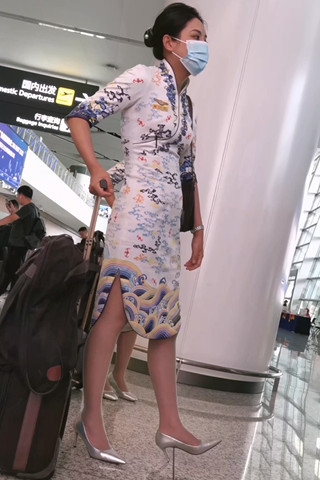 手机视频偶遇空乘旗袍灰si尖头细高跟脱鞋绝了2分55秒（视频版）