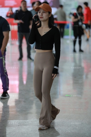 棕色瑜伽裤美女