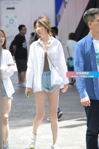 街拍白衬衫苗条大长腿姑娘
