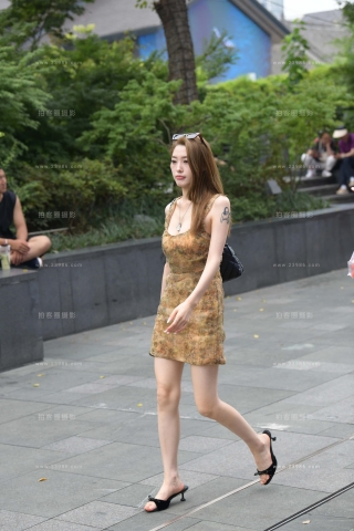 街拍低胸连衣裙美眉