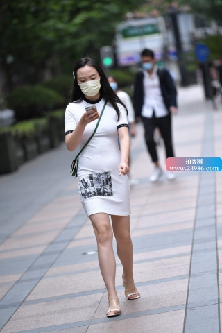 白色包臀短裙姐姐