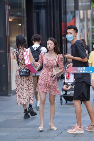 吊带碎花裙女神