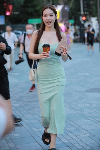 绿色包臀裙美女