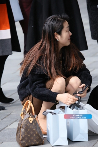 高跟女子购物归来