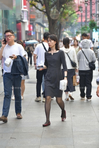 街拍灰色裙黑丝美眉