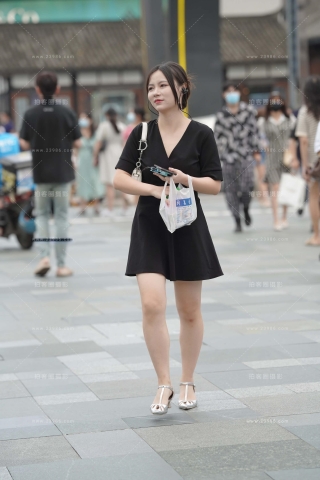 街拍美腿的黑色连衣裙小姐姐