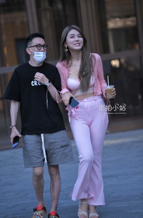 街拍粉衣粉裤长腿美女~