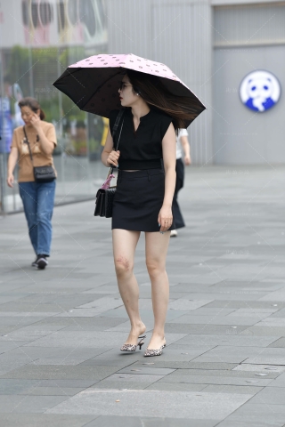 撑伞的美腿美女