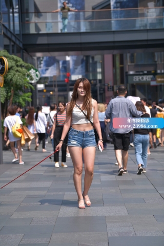 牵着狗狗的性感热裤美女