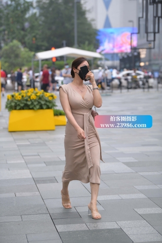 街拍傲人身材长裙性感美女