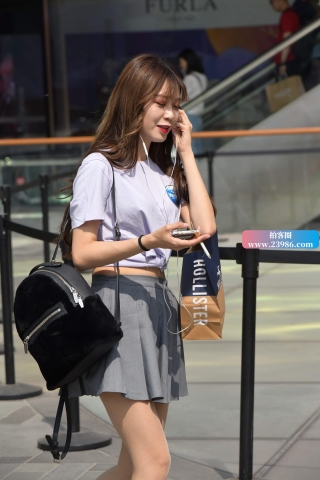 街拍抽烟的短裙肉丝袜小姐姐