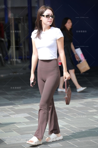 搭讪街拍紧致紧身裤美女