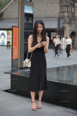 甜美黑色长裙小姐姐