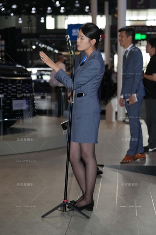 黑丝制服的售车女主播