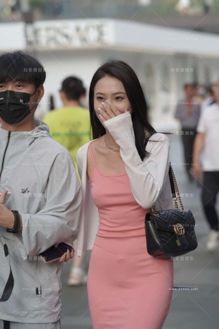 街拍粉色裙气质女朋友