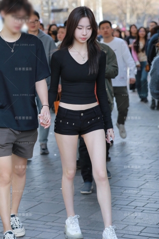 白嫩长腿热裤美眉