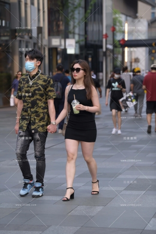 街拍黑色包臀裙墨镜小姐姐
