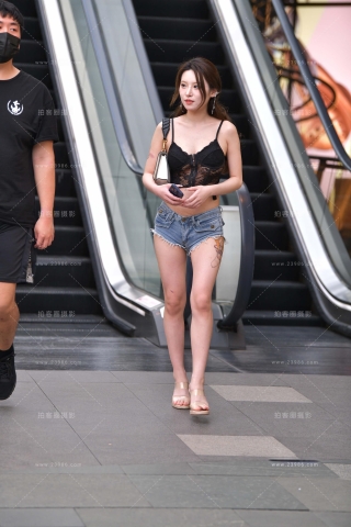 偶遇清凉的超短热牛美眉