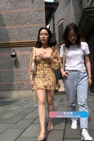4K - 性感低胸装街拍高跟短裙美女 [2.32 GB/MP4]（视频版）