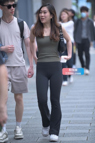 ↖对着橱窗自我欣赏