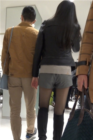 逛服装店的长筒靴皮衣街拍丝袜美女 [1.29 GB]（视频版）