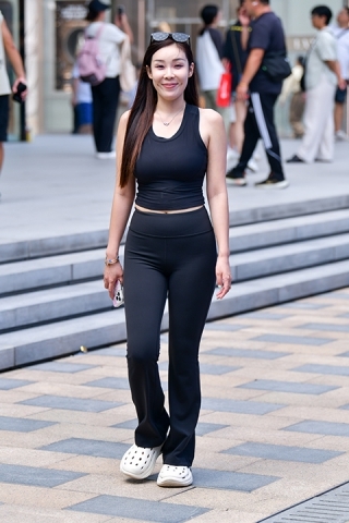 ★开心黑紧身裤美女