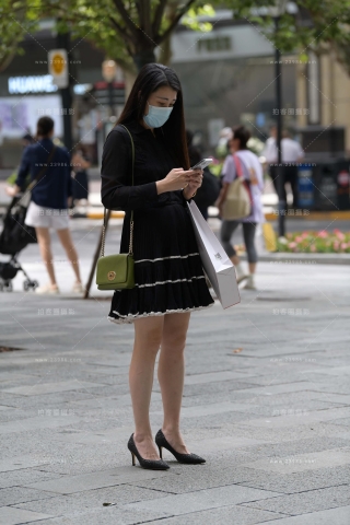 街拍黑色连衣裙黑色高跟