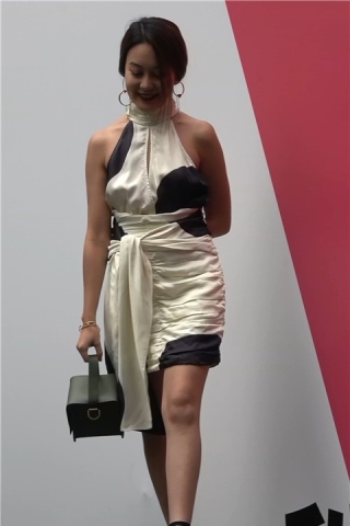 4K - 好身材街拍高跟街拍长腿连衣裙美女 [1.19 GB/MP4]（视频版）