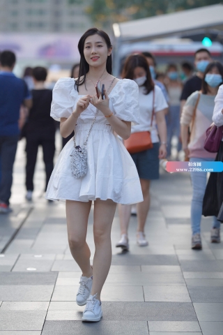 街拍开朗的白裙小姐姐~！