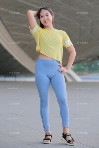 天蓝色紧身瑜伽裤