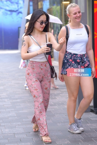 花裤子性感身材美女