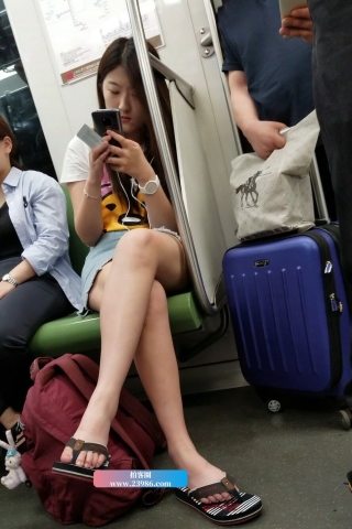 4K - 街拍依靠在地铁车厢里的牛仔裙姑娘 [1.26 GB/MP4]（视频版）