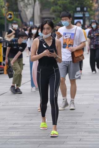 小背心黑色紧身裤美女