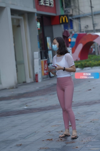 苗条的粉色瑜伽裤配人字拖少f